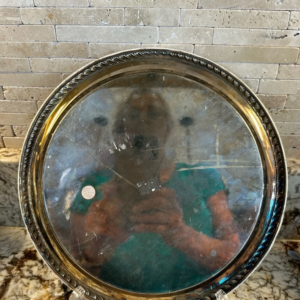 Decorative Plate with Horse and Carriage Design